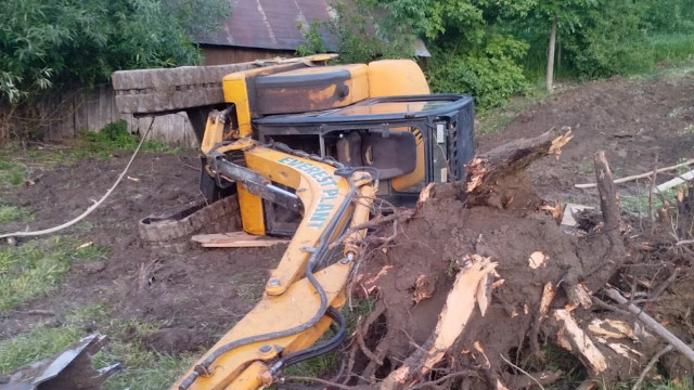 A ajuns la spital, după ce s-a răsturnat cu excavatorul!