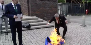 Candidatul la prezidențiale Grzegorz Braun a rupt un steag al UE, și-a șters pantofii cu el și i-a dat foc: „Aici e Polonia, nu Bruxelles!”