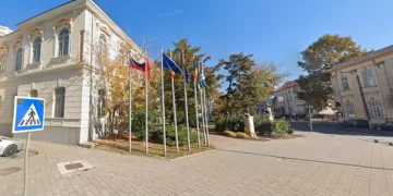 Steagul Federației Ruse, arborat pe o instituție publică din centrul municipiului Tulcea!