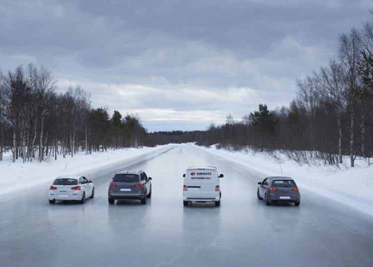 Cum influențează viteza de deplasare aderența mașinii la sol