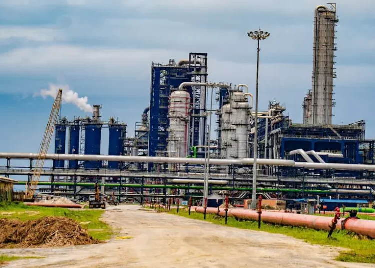 Nigeria vrea să exporte carburanți în Europa: o rafinărie uriașă schimbă piața