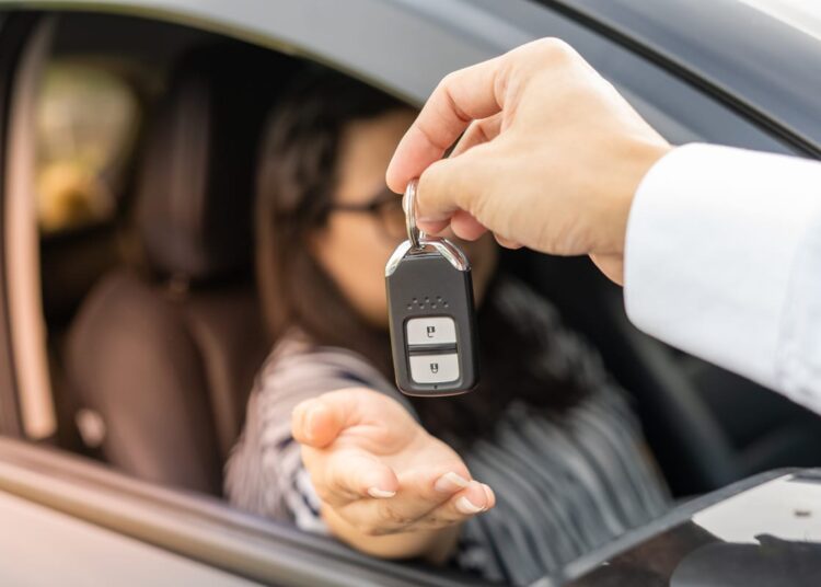 Ce verifici la o mașină închiriată înainte să pleci din parcare